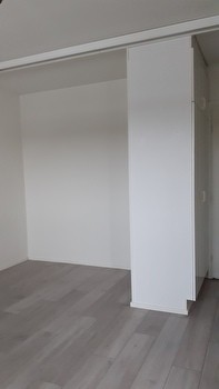 1 h + kk (28,5 m²) vaatehuoneella ja lasitetulla parvekkeella