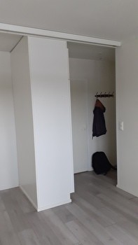 1 h + kk (28,5 m²) vaatehuoneella ja lasitetulla parvekkeella